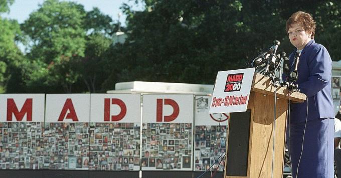 A presidente nacional do Mothers Against Drunk Driving (MADD), Millie Webb, fala durante um comício do 20º aniversário fora do Capitólio dos EUA, em 6 de setembro de 2000 em Washington.