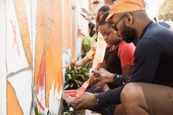 Pessoas pintando paredes juntas