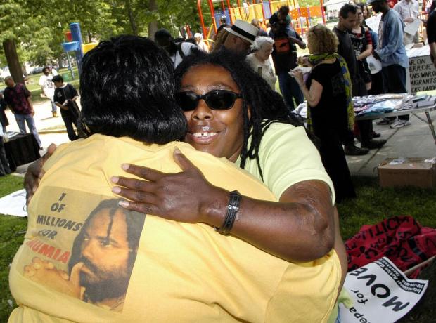 Ramona Africa (R), a única sobrevivente da tragédia do MOVE de 1985, abraça Denise Garner (E) durante uma marcha comemorativa em 2005