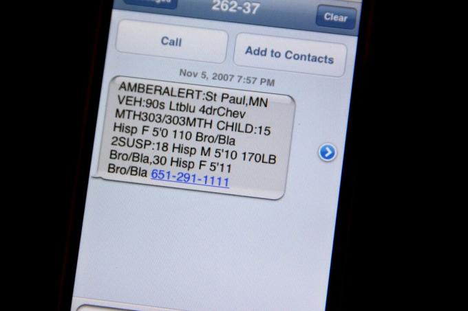Uma mensagem de texto em um iPhone anunciando um alerta ÂMBAR