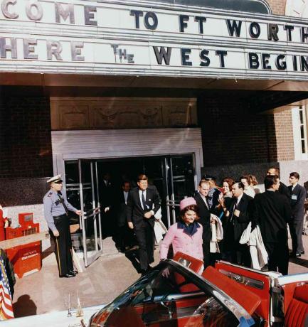 Presidente John F. Kennedy e a primeira-dama Jacqueline Kennedy emergem de um teatro de Fort Worth, Texas