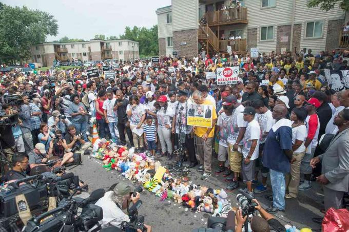 As pessoas assistem a um serviço memorial para marcar o aniversário da morte de Michael Brown em 9 de agosto de 2015 em Ferguson, Missouri.