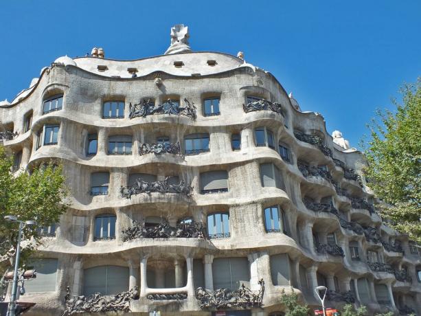 Edifício de apartamento cheio de curvas em Barcelona, ​​Espanha, a Casa Mila, por Antoni Gaudi