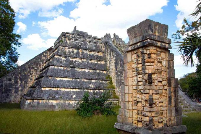 A sepultura do sumo sacerdote, uma pirâmide e monumento no local maia de Chichén Itzá, Yucatan, México