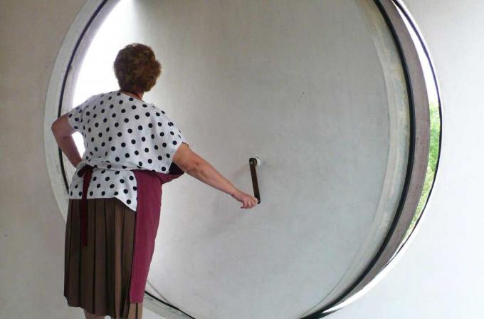 A governanta vira uma alça para abrir uma janela do portal na Maison a Bordeaux, projetada por Rem Koolhaas