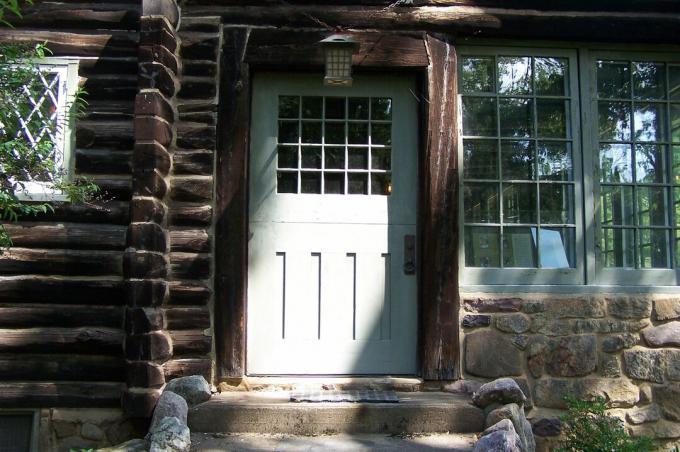 Detalhe da porta da casa de madeira das fazendas do artesão, casa de Gustav Stickley 1908-1917, em Morris Plains, Nova Jersey