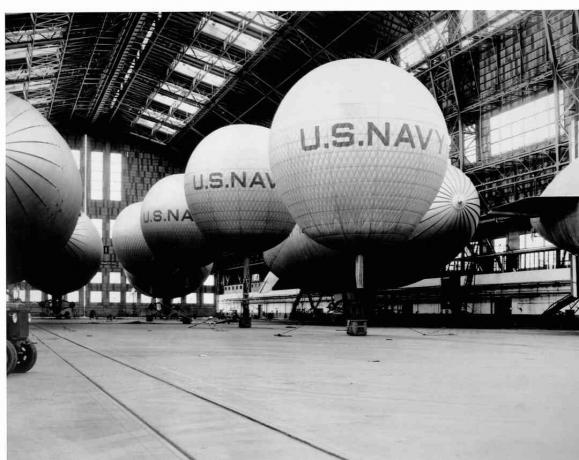 Quatro balões livres inflados com dirigível não rígido no hangar da LTA no NAS Lakehurst, NJ, 15 de abril de 1940