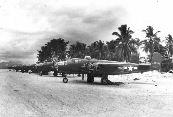 Bombardeiros B-25 alinhados em uma pista no sul do Pacífico.