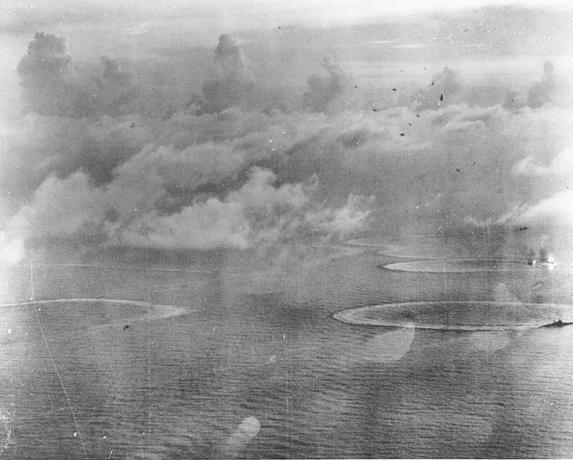 Foto aérea de transportadoras japonesas sob ataque de aeronaves americanas.