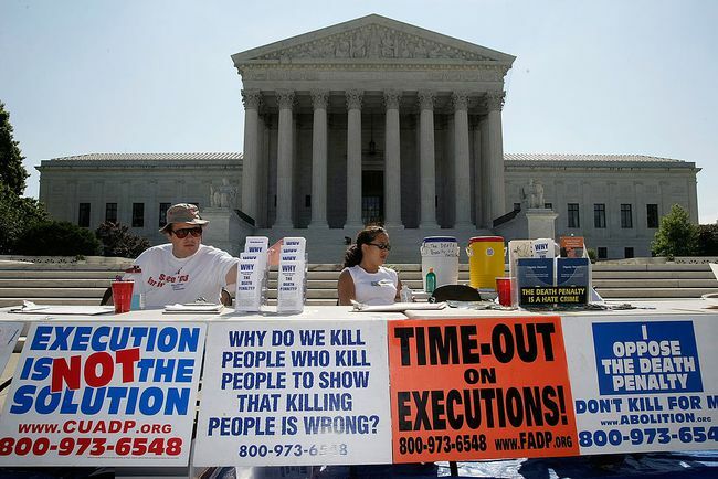 Ativistas participam de uma vigília contra a pena de morte em frente à Suprema Corte dos EUA em 1º de julho de 2008 em Washington, DC.