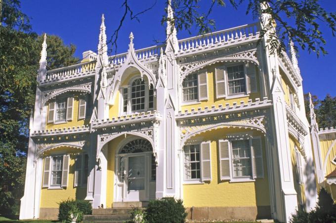 Enfeites vitorianos ornamentados na casa do bolo de casamento em Kennebunk, Maine