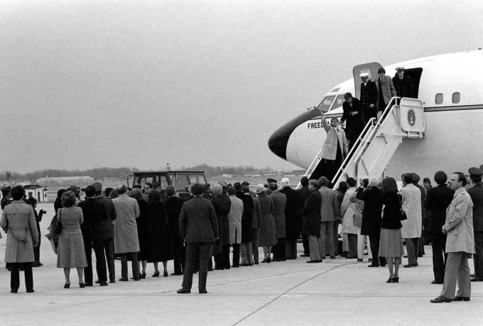 Reféns americanos libertados desembarcam do Freedom One, uma aeronave Stratoliner VC-137 da Força Aérea, ao chegar à base em 27 de janeiro de 1981