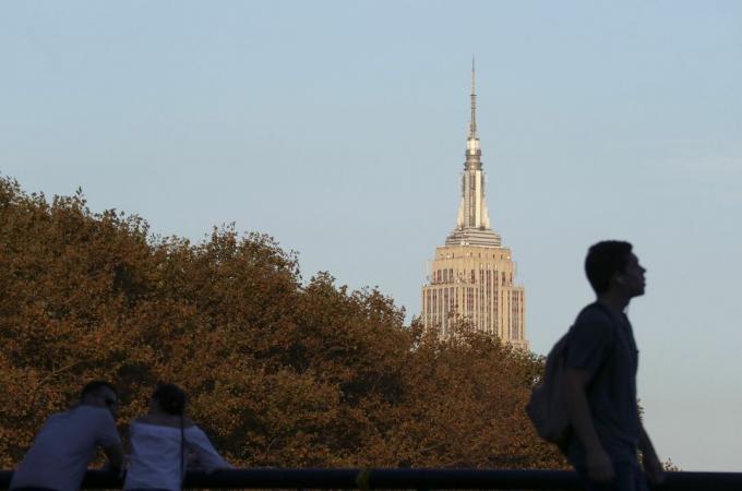 topo do arranha-céu acima de um parque da cidade com as pessoas